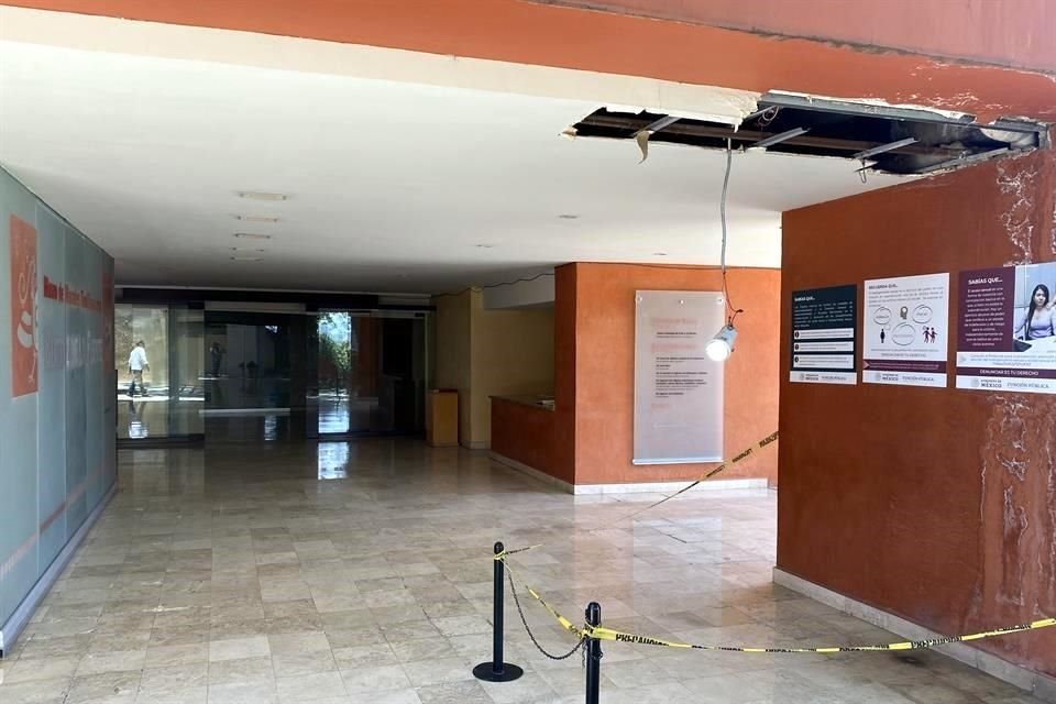 El Museo de Murales Teotihuacanos Beatriz de la Fuente es presa del deterioro por falta de presupuesto. Desde su acceso, es visible el descuido, con un agujero en su techo del que pende un foco.