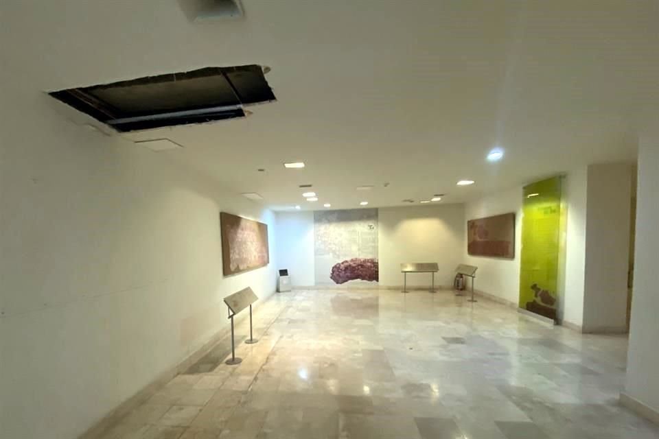 Los agujeros en el techo también se presentan en salas.