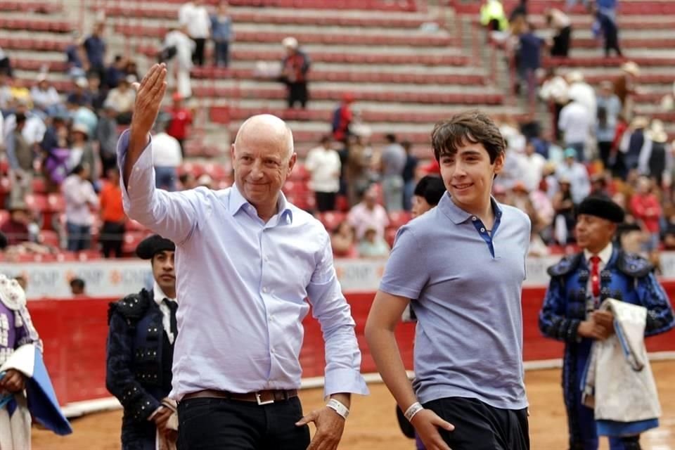 Acompañado de su hijo, el ganadero Fernando Lomelí dio una vuelta al ruedo de la Plaza de Toros México.