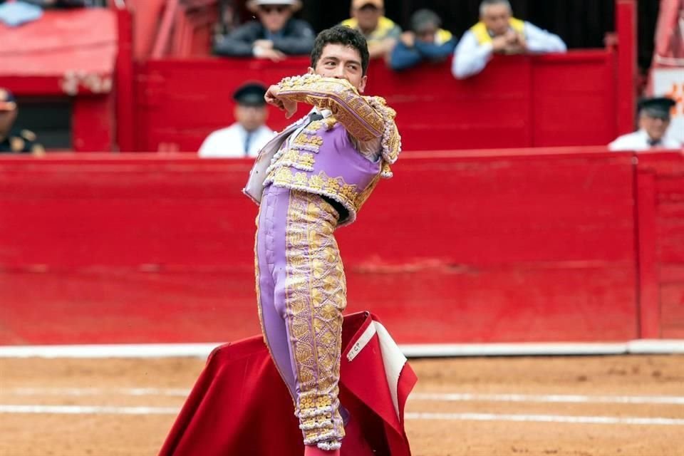 El torero César Pacheco tuvo dos salidas al tercio con su par de ejemplares en la Novillada de la Plaza México.