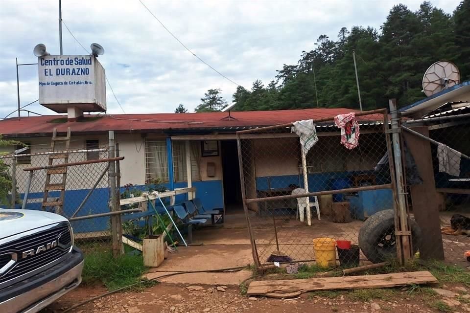 El Centro de Salud de la comunidad de El Durazno se encuentra abandonado y con los anaqueles llenos del medicamento que se degradó.