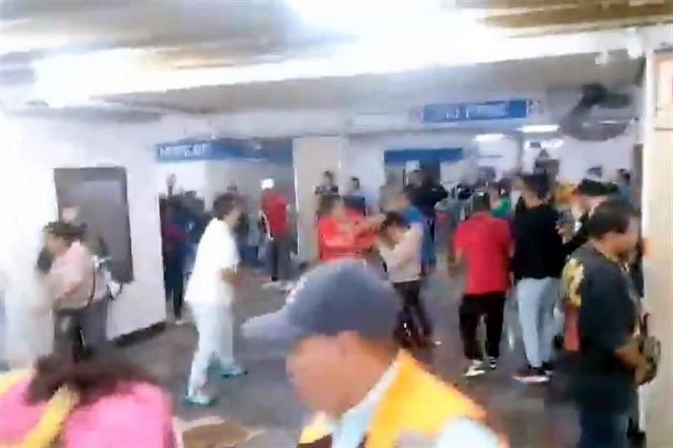 Vendedores ambulantes se enfrentaron a golpes en la estación Hidalgo del Metro de la CDMX.