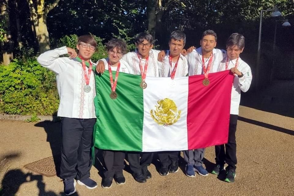 Los jóvenes participantes en la Olimpiada Internacional de Matemáticas celebrada en Reino Unido.