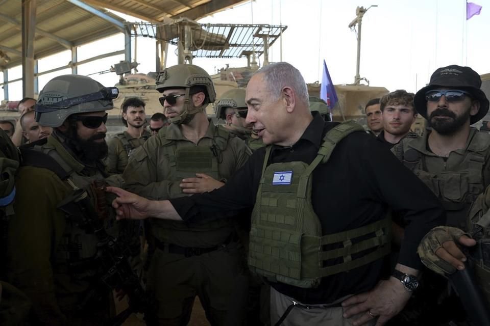 El Primer Ministro Benjamin Netanyahu durante una visita a soldados israelíes en la ciudad de Rafah, el 18 de julio del 2024.