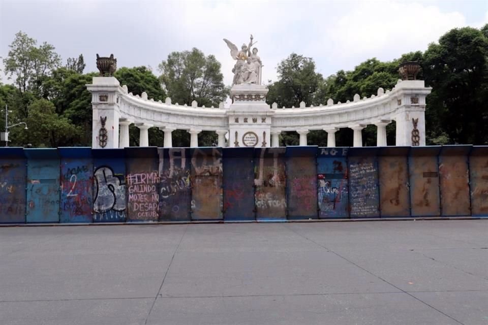 Las vallas metálicas colocadas en la Alameda, del lado de Avenida Juárez.