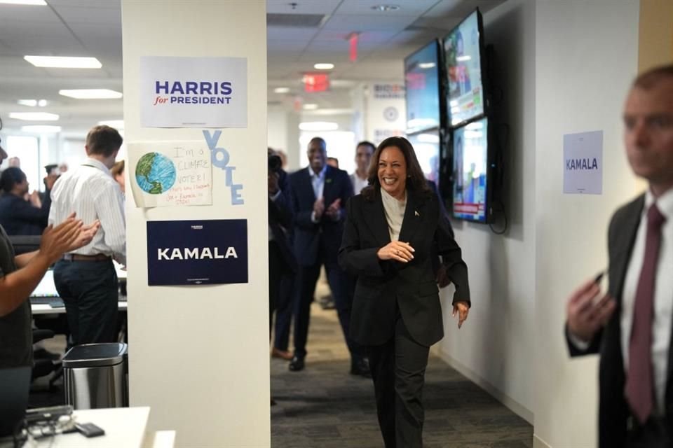 La Vicepresidenta Kamala Harris llega a las oficinas de su campaña en Wilmington, Delaware.