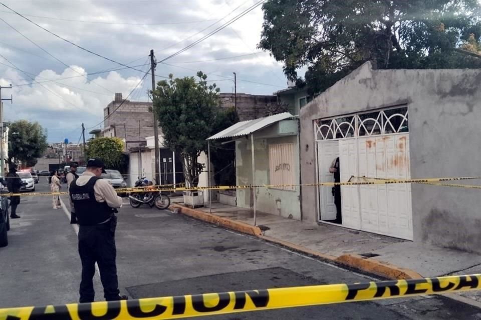 Un hombre que era perseguido por su agresor ingresó a una vivienda en la Colonia San Martín Azcatepec para resguardarse; tanto el hombre que era perseguido como dos jovenes fueron atacados a balas.