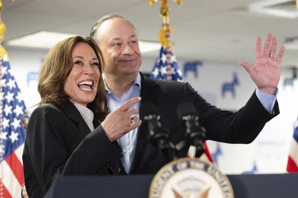 La Vicepresidenta Kamala Harris y su esposo Doug Emhoff en su casa de campaña en Delaware.