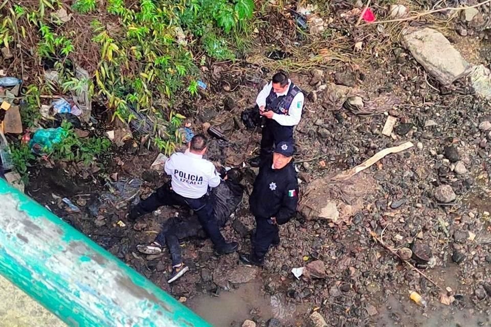 El hombre cayó hacia un canal que estaba vacío y se golpeó con las piedras.