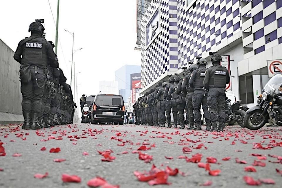 Milton Morales fue despedido con una lluvia de pétalos y el Toque de Silencio de bandas de guerra.