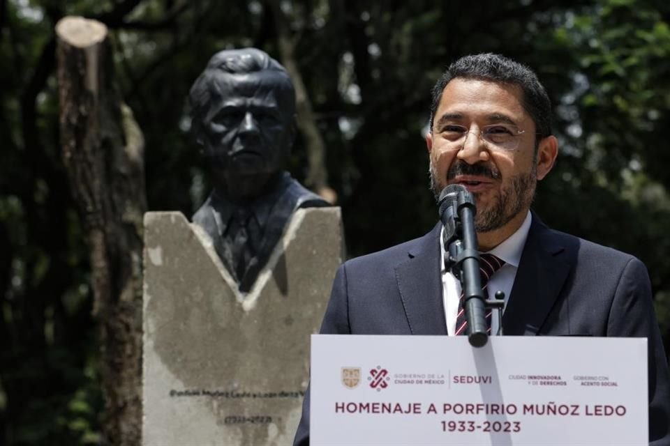 Batres lo celebró como compañero, amigo y padrino de sus hijos.