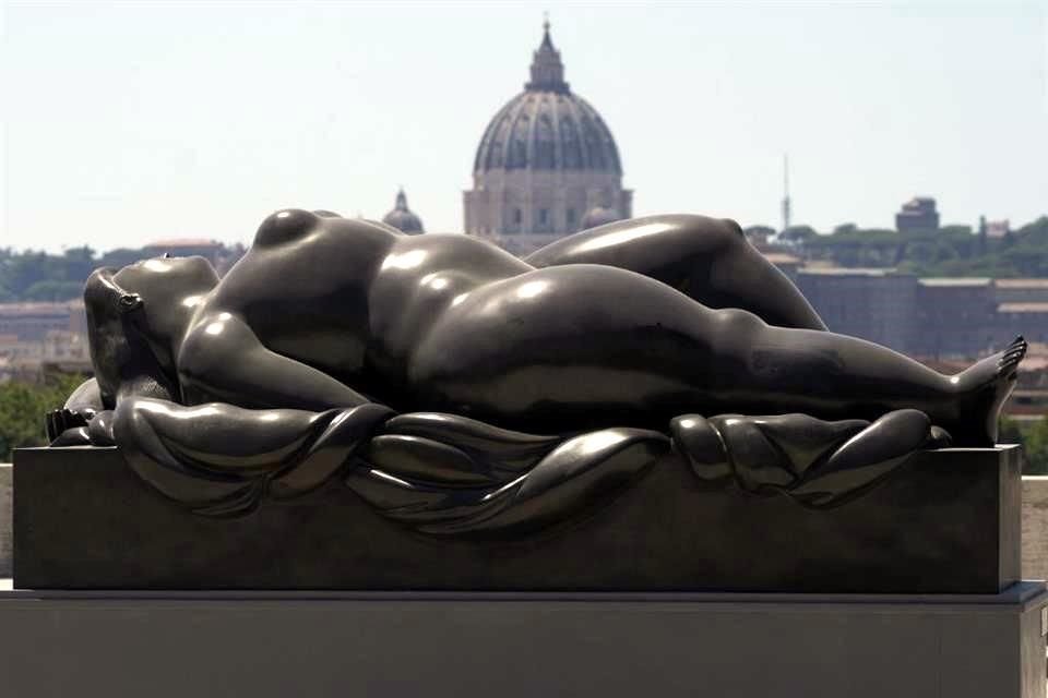 La voluptuosa 'Venus dormida' de Fernando Botero descansa en el mirador de Pincio, desde donde se contempla la vista de la Basílica de San Pedro.