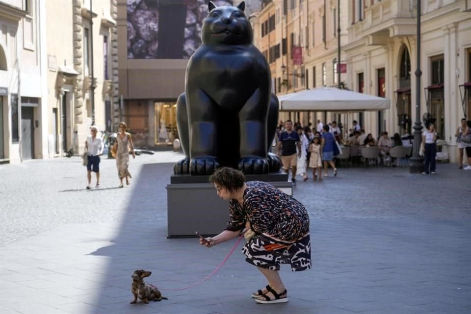 La serie de monumentales esculturas, como 'Gato', fueron desplegadas por calles y plazas de Roma en honor al fallecido artista colombiano.