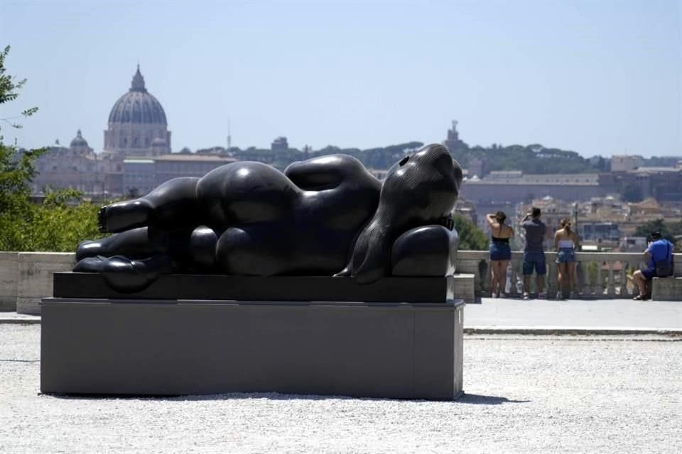 La escultura 'Mujer tumbada' domina la vista de la capital italiana desde el mirador de Pincio.