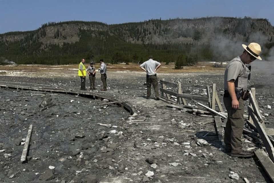 Trabajadores del Parque Nacional Yellowstone observan los daños provocados por una explosión.