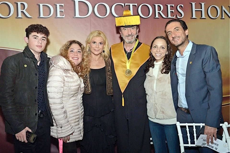 Santiago Domit, Ivanna Mackay, Angélica Domit, Michel Domit, Nicole Domit y Michel Domit