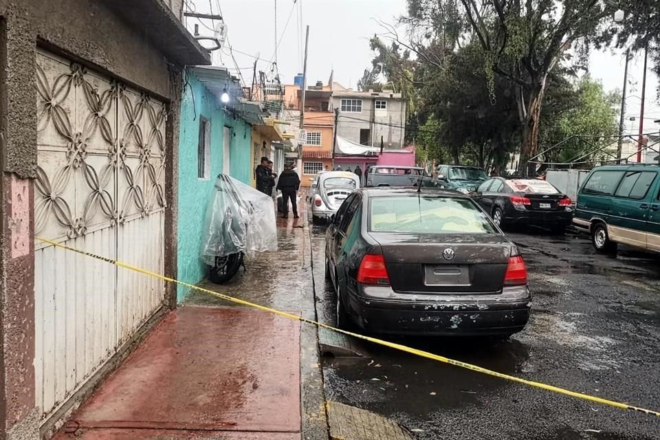 Un hombre falleció durante un ataque a tiros en la Tres hombres fueron atacados a tiros por dos sujetos en calles de la Colonia San Juan de Aragón Sexta Sección.