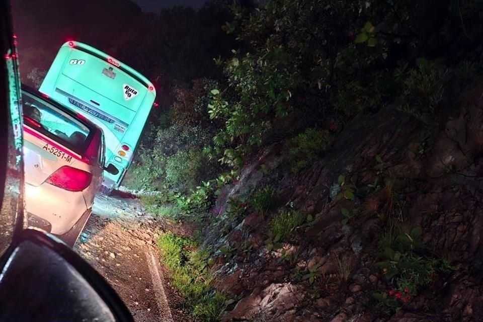 Las lluvias también provocaron deslaves en la Carretera México-Cuernavaca.