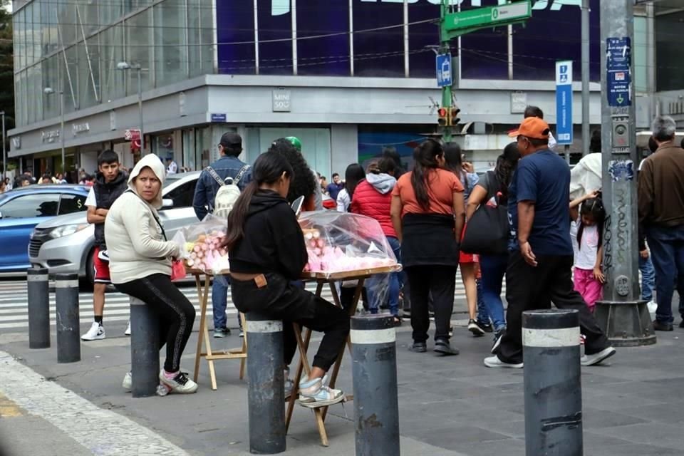 Comerciantes continúan alrededor de la Alameda Central.