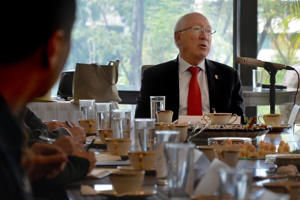 El Embajador Ken Salazar habla con la prensa en la Ciudad de México.