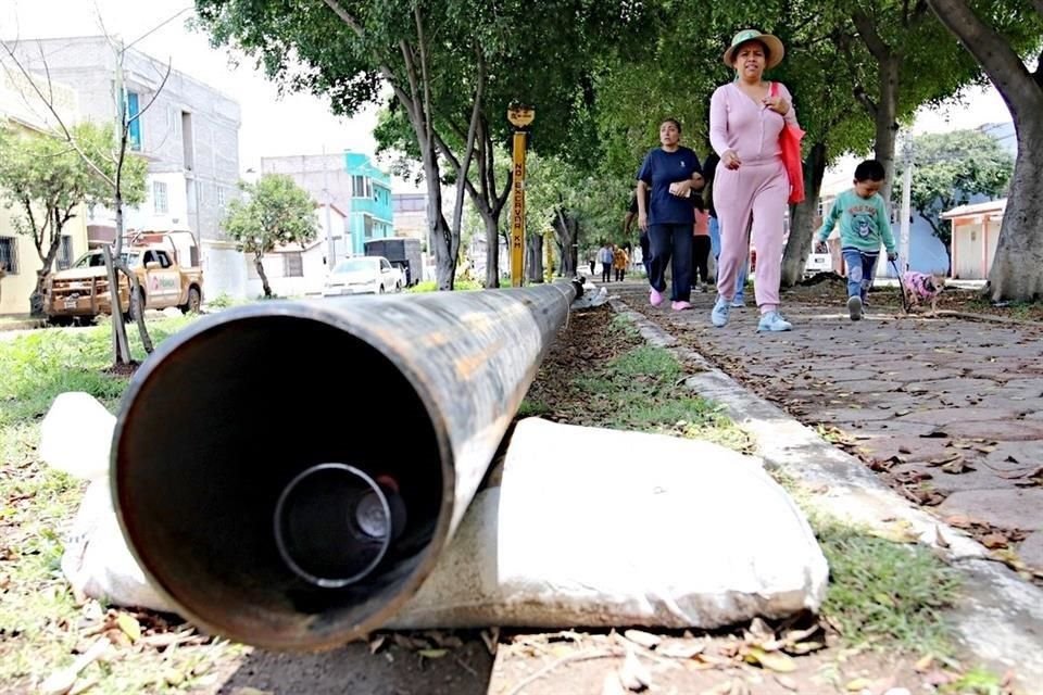 Ayer, personal realizó tareas de desazolve en las coladeras del drenaje de Avenida 604.