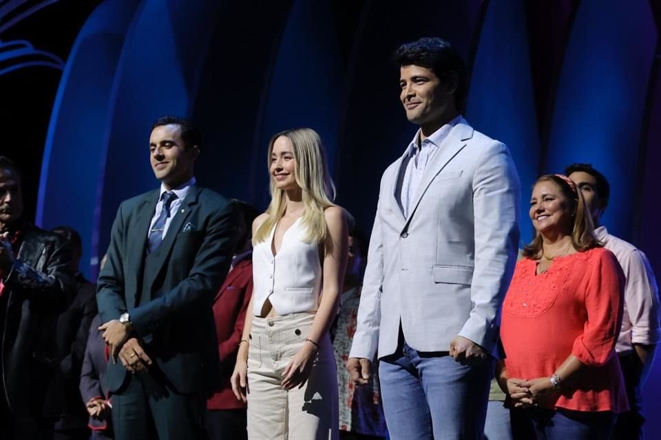 Presentación del elenco de la telenovela El Ángel de Aurora en Televisa San Ángel.