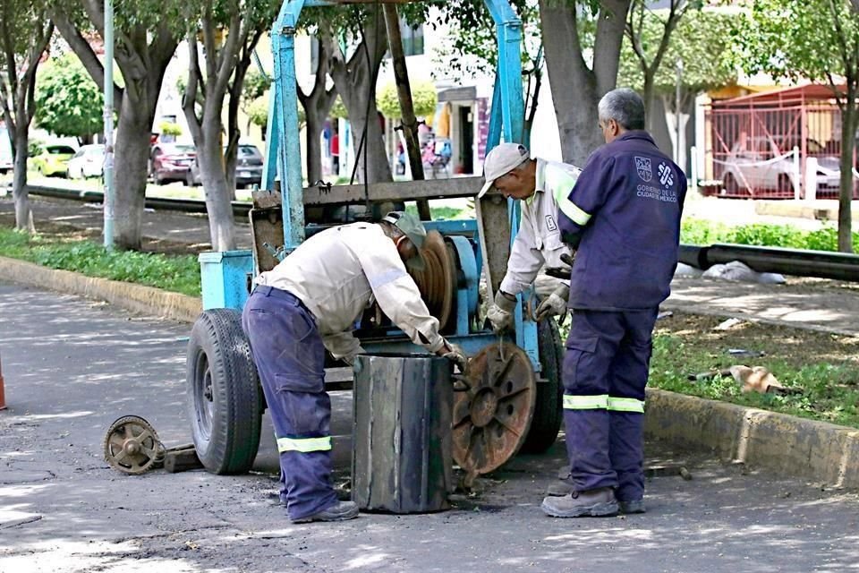 Pese a las maniobras, el olor a combustible persistió en la zona.