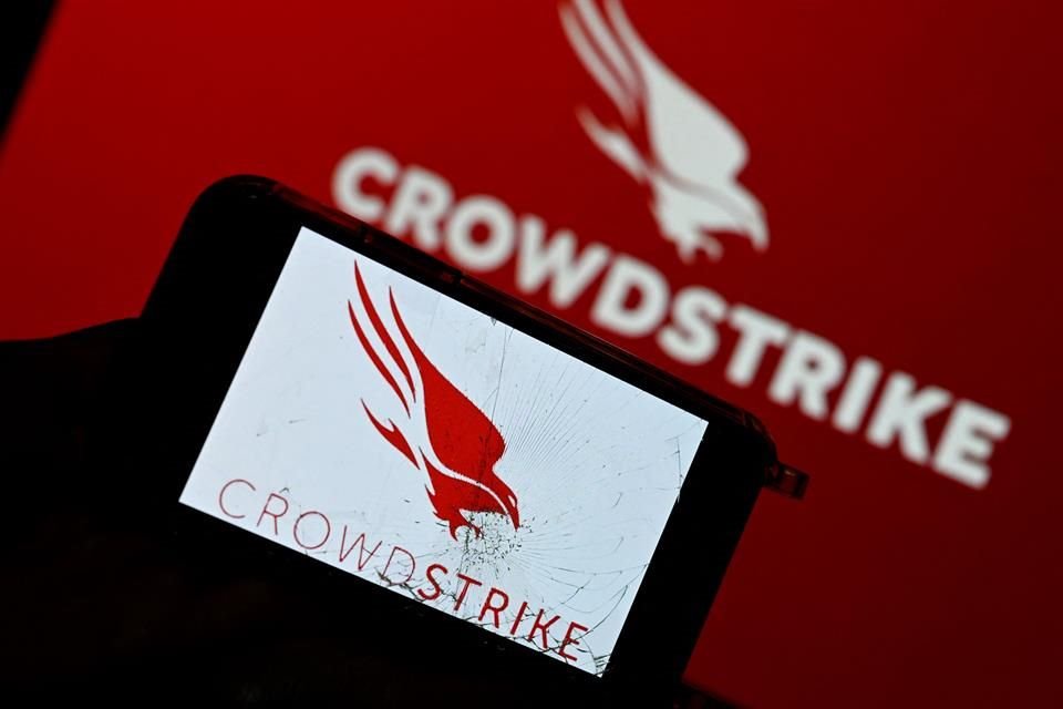 Las acciones de CrowdStrike cayeron casi 30 por ciento tras el fallo informático global.