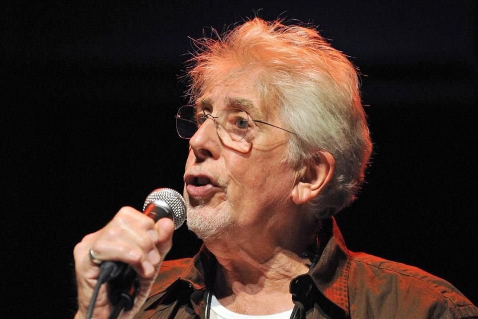 El cantante John Mayall, pionero del blues británico de los 60, falleció a los 90 años, informó su familia en redes sociales.