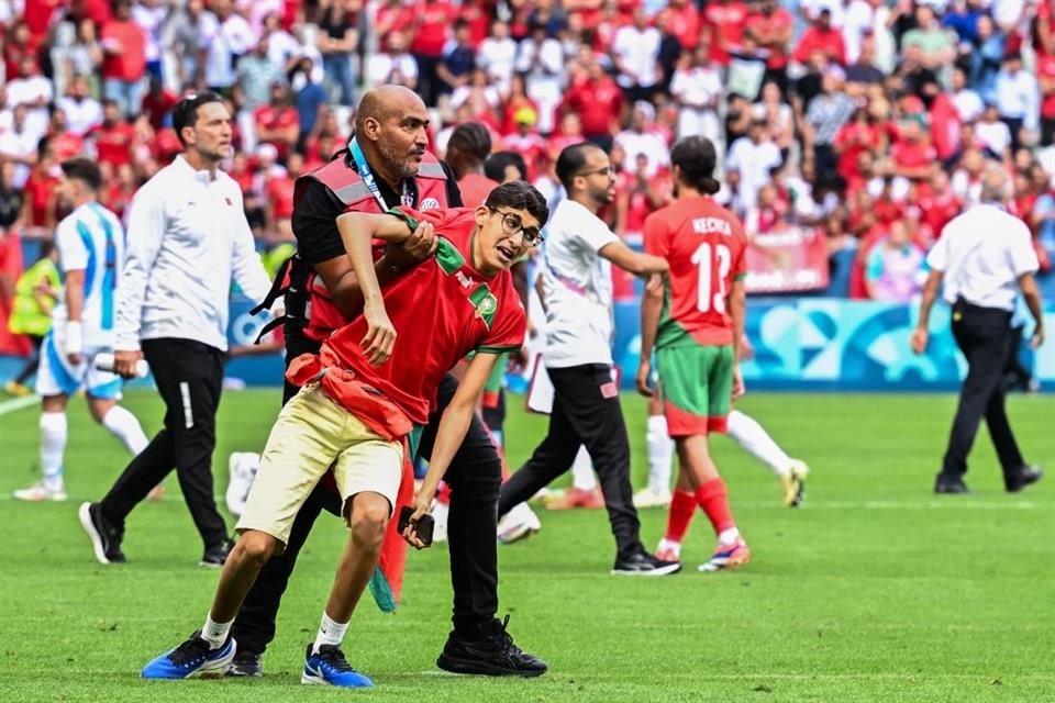 Hubo invasión de cancha de muchos aficionados.