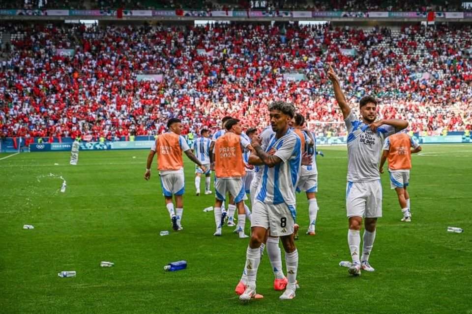 Botellas volaron de la tribuna a la cancha en el empate de Argentina.