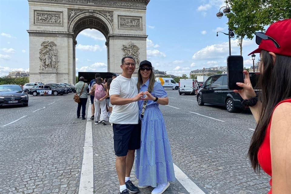 El Arco del Triunfo es uno de los lugares más asediados de los Juegos Olímpicos y las largas filas son interminables para capturar una foto.