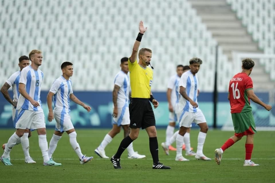 El árbitro Glenn Nyberg anuló el segundo gol de Argentina.