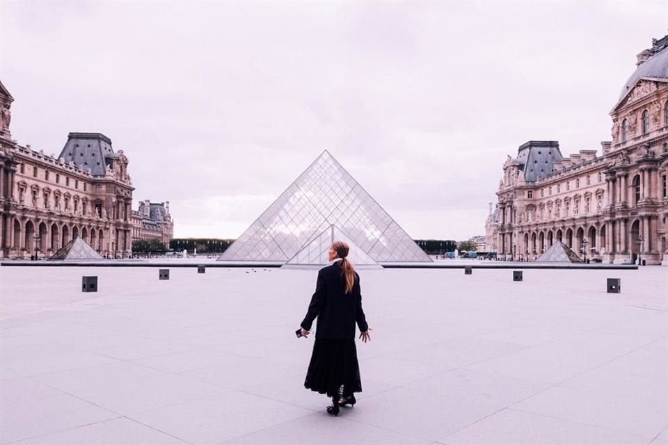 La cantante presumió su visita al Museo de Louvre.