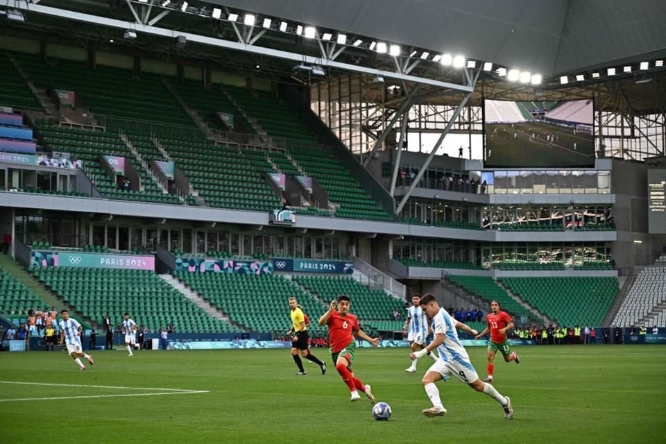 Ambos equipos regresaron a la cancha para jugar tres minutos, ya con las tribunas vacías.