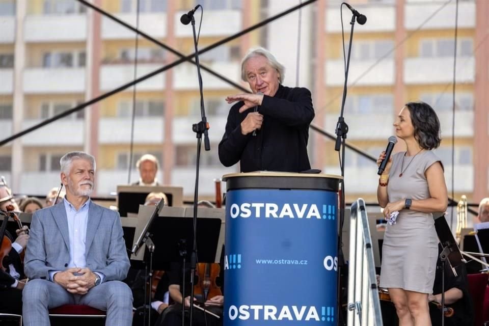 Petr Pavel, presidente de la República Checa, escuchó atento la explicación que ofreció Steven Holl.