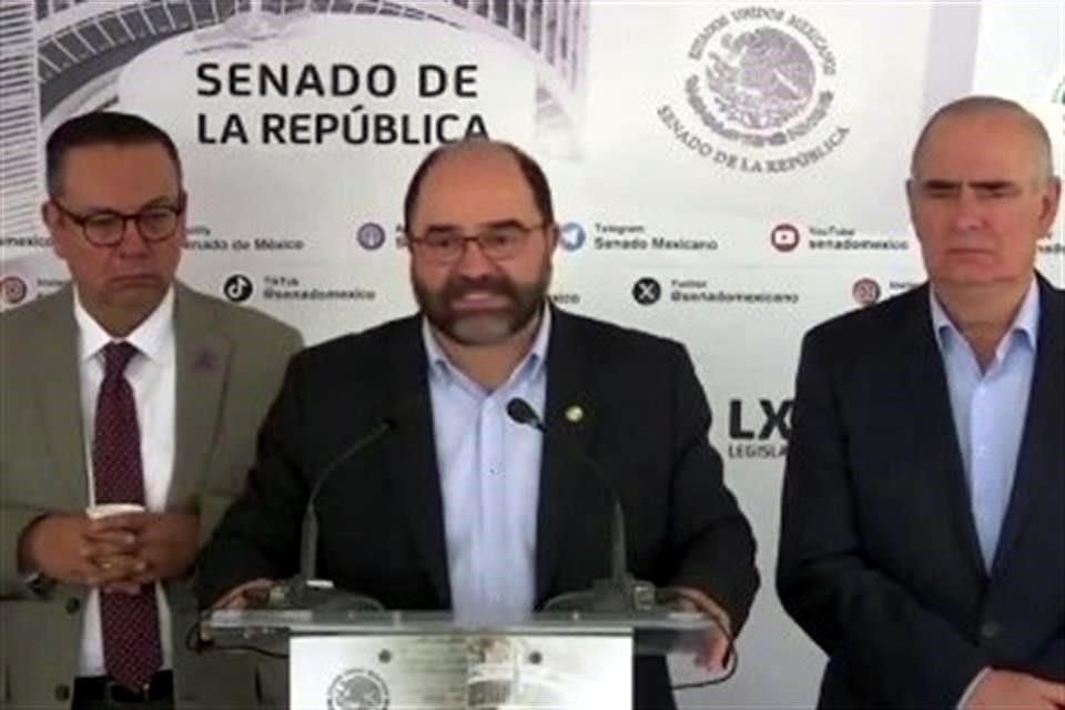 El senador Álvarez Icaza en conferencia de prensa.