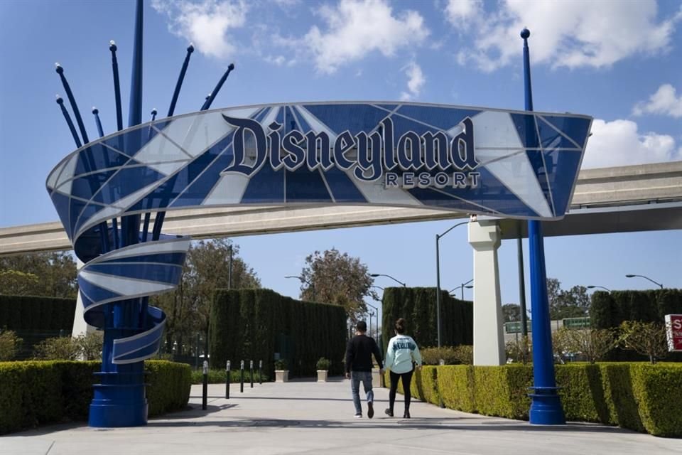 Con un acuerdo tentativo, Disneyland evitó que los empleados del parque temático en California se fueran a huelga.