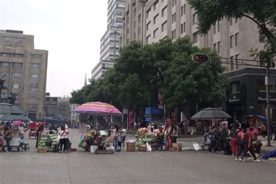 Los manifestantes piden que se retiren las vallas metálicas, mientras ofrecen sus productos, desde comida hasta ropa y accesorios.