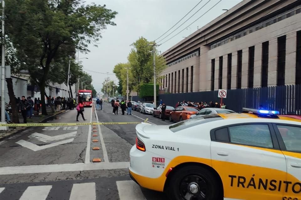 También bloquearon el paso de vehículos e incluso de unidades del Metrobús, pues un tramo forma parte del recorrido de la Línea 4.