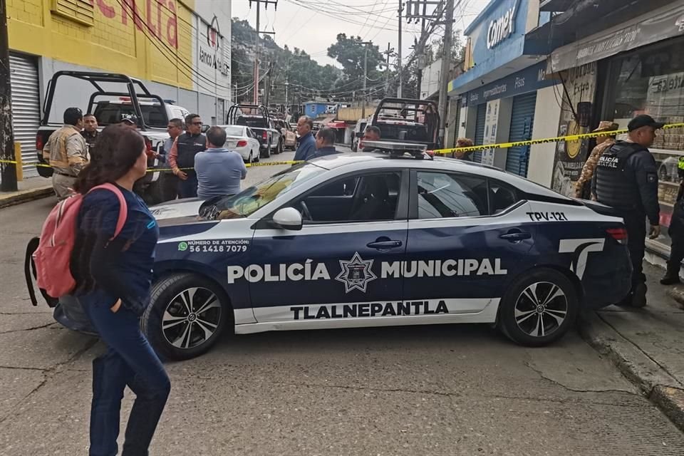 Al punto arribaron policías municipales, bomberos y peritos de la Fiscalía General Justicia del Estado de México.