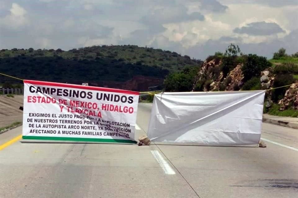 Desde las 11:00 horas de este 24 de julio, integrantes del Movimiento Campesino Siglo XXI bloquean la Autopista Arco Norte.