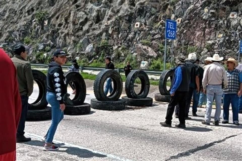 Campesinos volvieron a bloquear la Autopista Arco Norte al acusar incumplimiento de autoridades con respecto al pago de sus tierrasa.