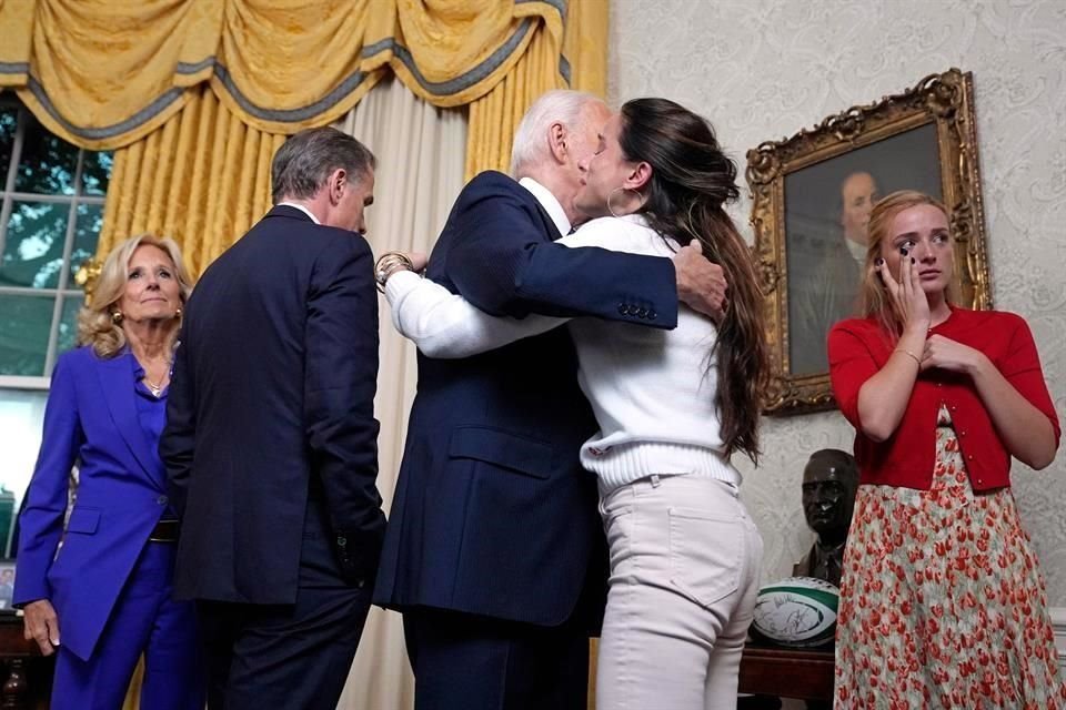 El Presidente Biden abraza  a los miembros de su familia al finalizar su mensaje.