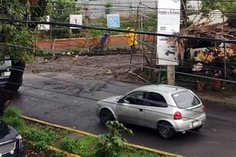 Vecinos reportaron que a la altura del puente de San Agustín en Echegaray, el Río de los Remedios se encuentra a su máximo nivel.