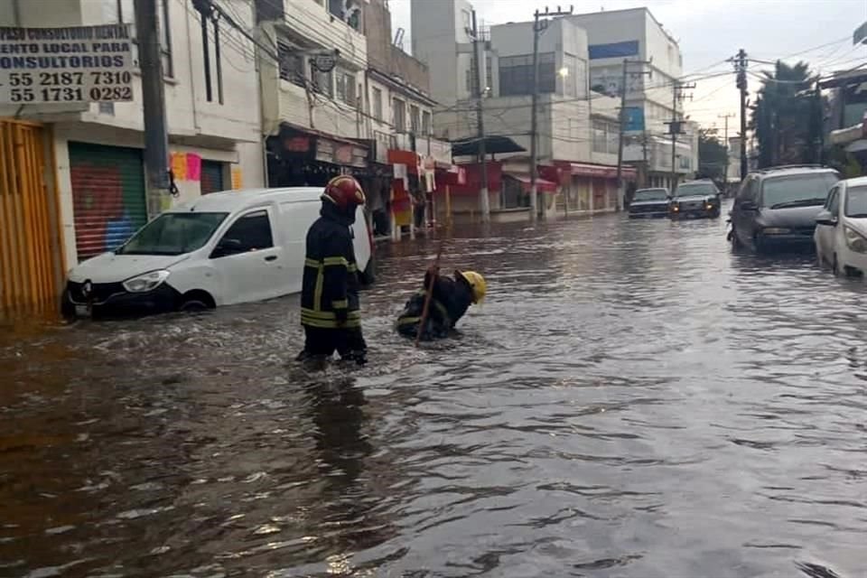 Zonas de Naucalpan quedaron bajo el agua tras las lluvias de esta tarde.