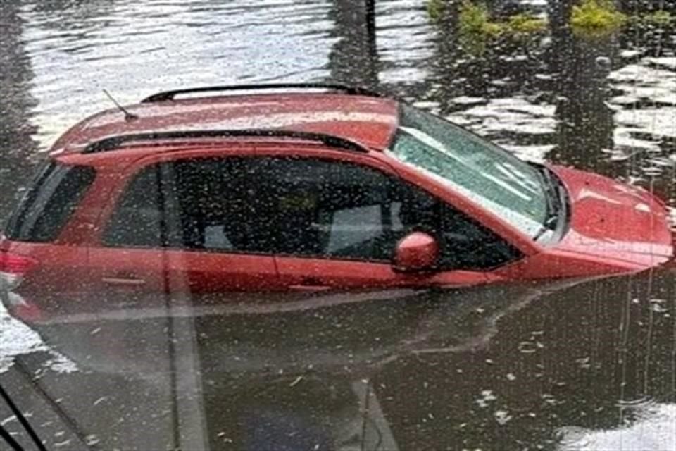 En Periférico Norte, vehículos resultaron afectados por los altos niveles de agua.