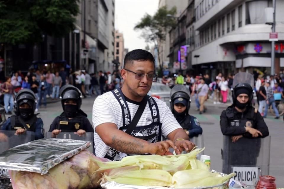 De bloquear Juárez y Eje Central, los comerciantes pasaron a agruparse en la explanada del Palacio de Bellas Artes.