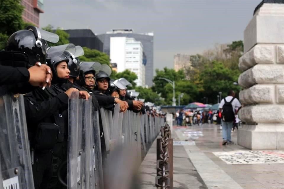 Tras el cierre de la Alameda Central, vendedores informales cerraron vialidades en protesta y se instalaron alrededor de las vallas.