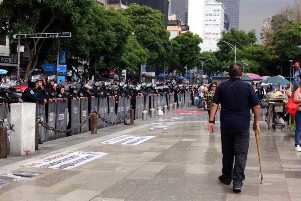 Durante más de cuatro horas, vendedores ambulantes bloquearon Avenida Juárez y Eje Central, en demanda de espacios, tras el cierre de la Alameda Central.